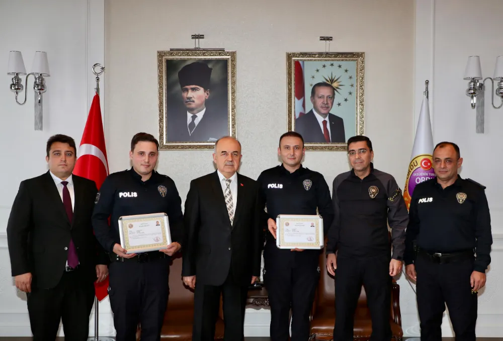 Vali Erol, Başarılı Polisleri Ödüllendirdi