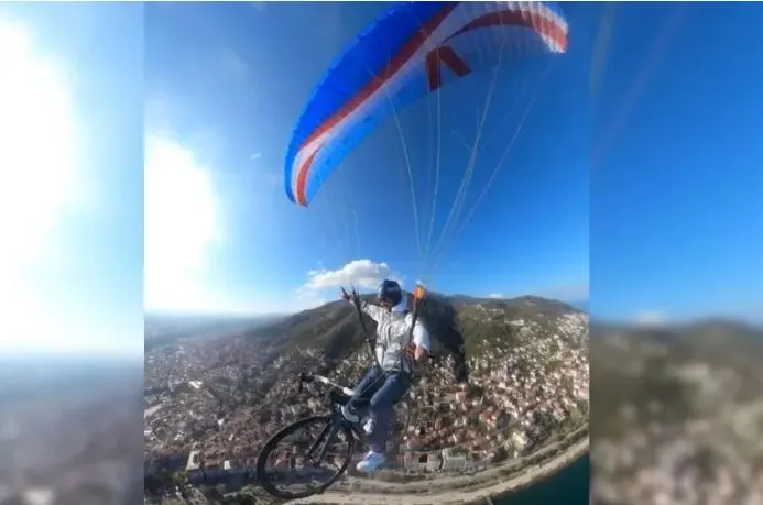 Yamaç paraşütüyle havada bisiklet sürdü