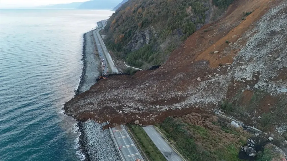 Karadeniz Sahil Yolu, çift yönlü ulaşıma kapandı.