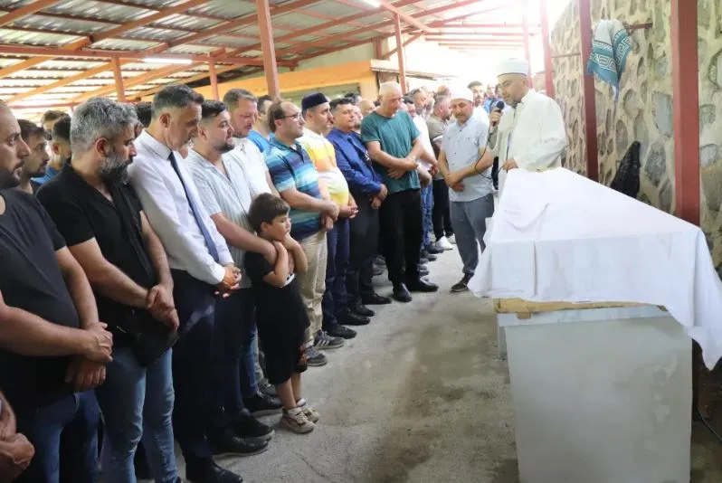 Acılı aile, Defne Nur’u karne gününde toprağa verdi