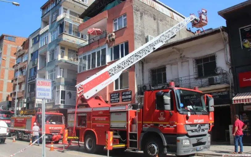 Çatı yangını büyümeden söndürüldü