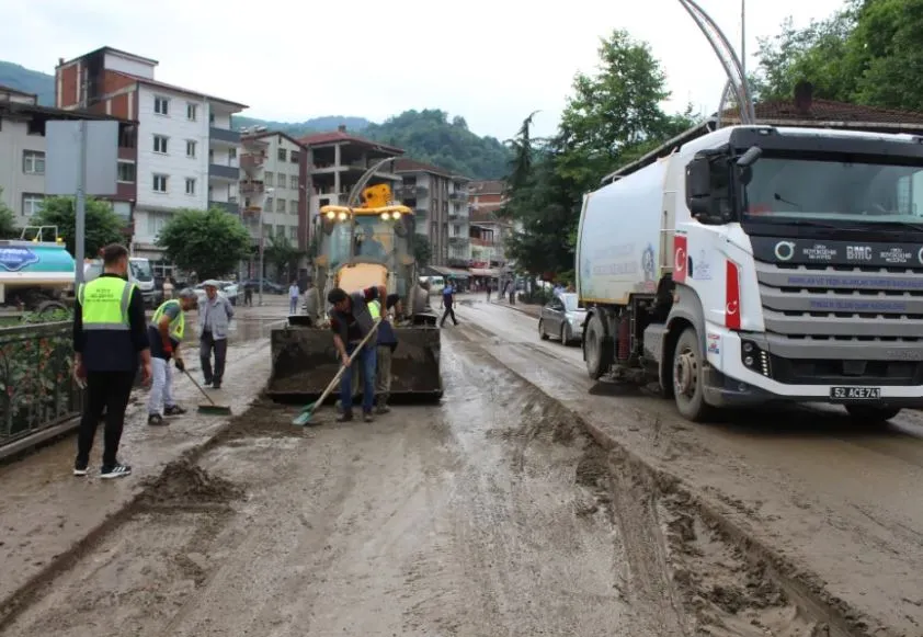 İkizce’nin tüm mahallelerini sel vurdu!