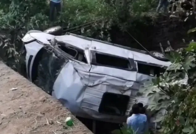 Minibüs devrildi, 1 çocuk hayatını kaybetti