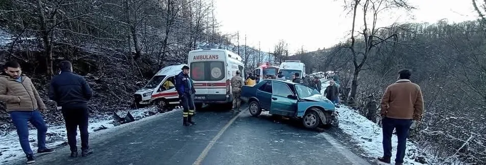 Yılın ilk gününde ambulans ile otomobil kafa kafaya çarpıştı.