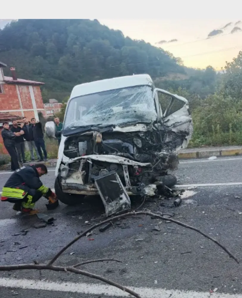 Çekici İle Minibüs Kafa Kafaya Çarpıştı: 3 Yaralı