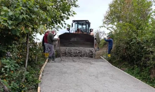 AKKUŞ’TA BETON YOL ÇALIŞMALARI DEVAM EDİYOR…