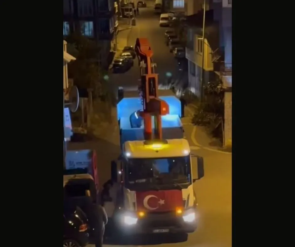 ANAHTARINI ÇÖPE ATTIĞINI DÜŞÜNEN VATANDAŞ EKİPLERİ HAREKETE GEÇİRDİ!