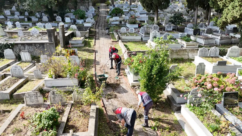 BÜYÜKŞEHİR MEZARLIKLARIN BAKIMLARINI SÜRDÜRÜYOR…