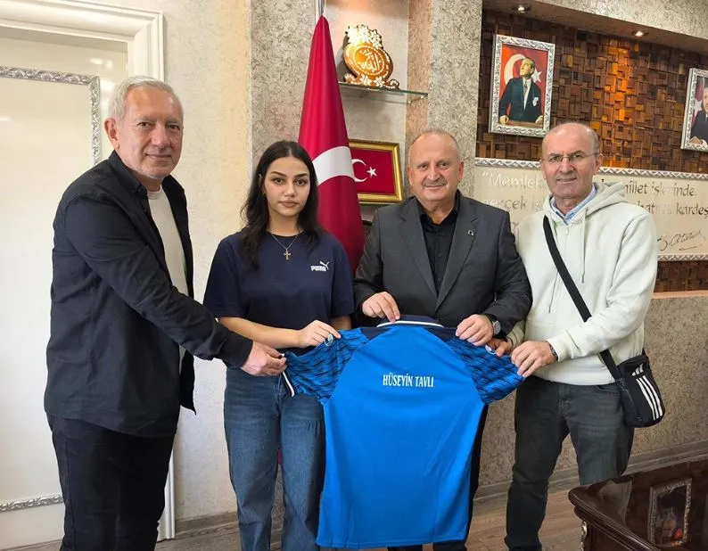 TÜRKİYE MASA TENİSİ 2. LİGİ OYUNCULARINDAN BAŞKAN TAVLI’YA ZİYARET…