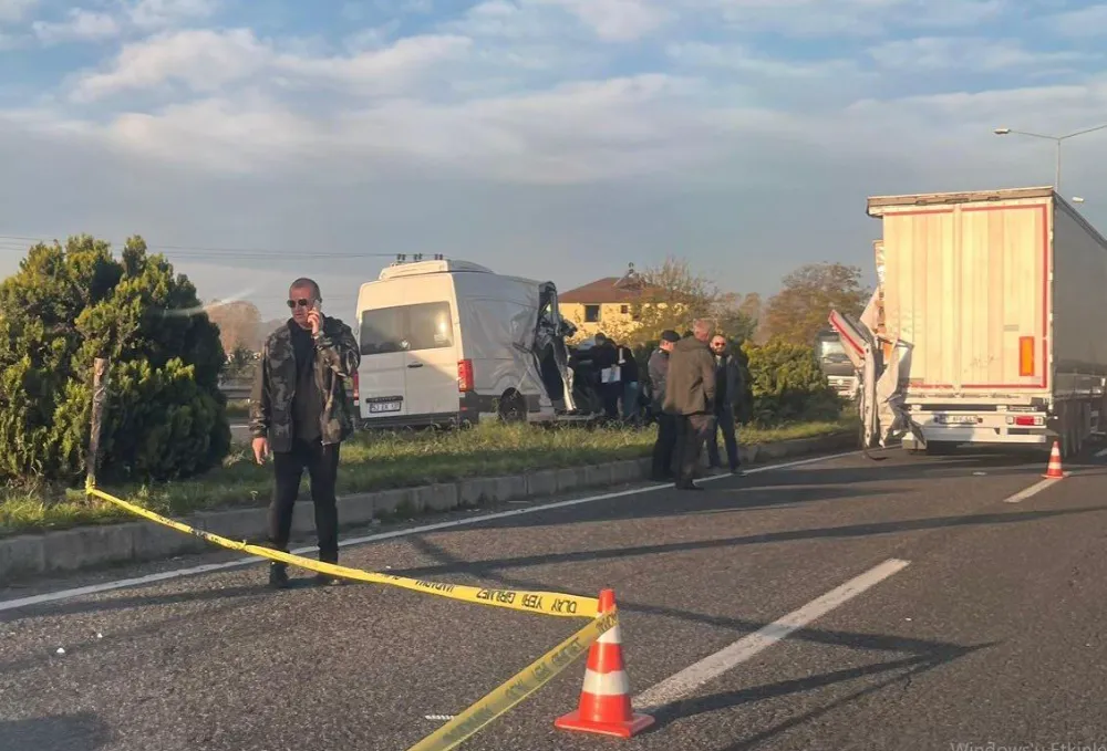 Ünye’de Panelvan Minibüs Tıra Arkadan Çarptı!