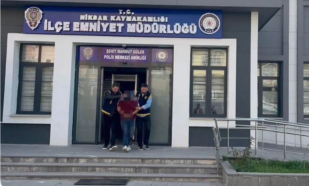 ÜNYE’DE HAKKINDA 13 YIL 9 AY HAPİS CEZASI BULUNAN FİRARİ, NİKSAR’DA YAKALANDI