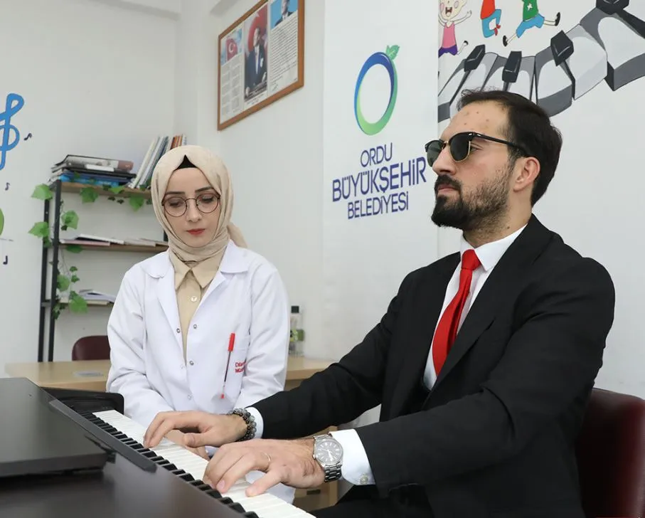 GÖRME ENGELLİ GENÇ, PİYANO ÇALMA HAYALİNİ GERÇEKLEŞTİRDİ