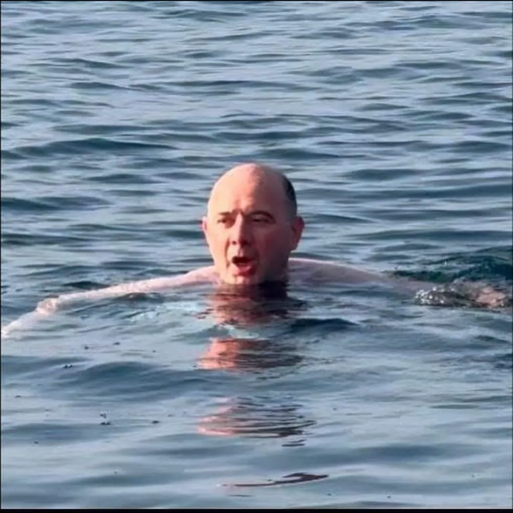 GİRESUN VALİSİ SERDENGEÇTİ KASIM AYINDA DENİZE GİRDİ...