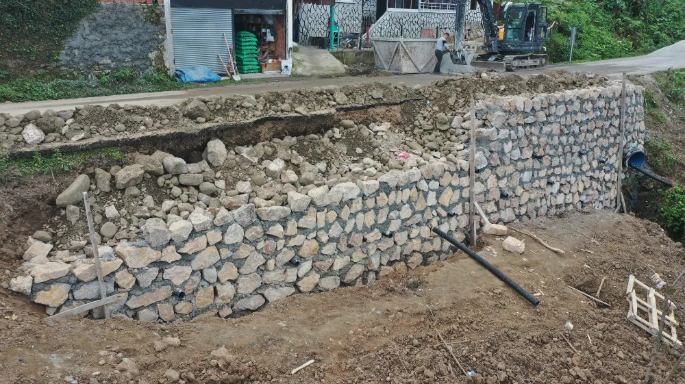 YUKARITEPE MAHALLESİNDE TAŞ DUVAR ÇALIŞMALARI SÜRÜYOR