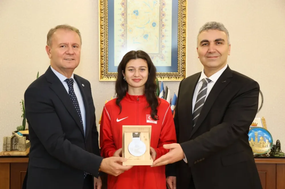 REKTÖR BAŞ’TAN MİLLİ SPORCU ZEHRA YILMAZ’A TEBRİK
