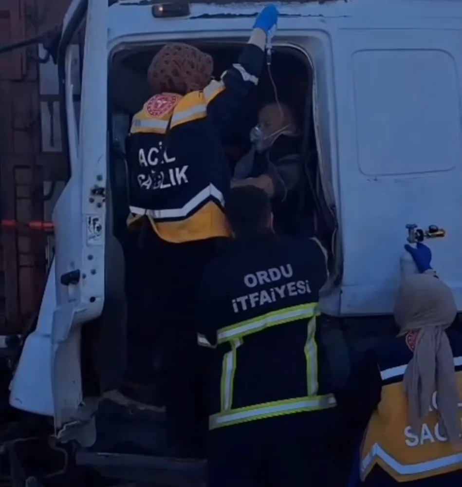 Tıra Çarpan Kamyonun Sürücüsü Araçta Sıkıştı