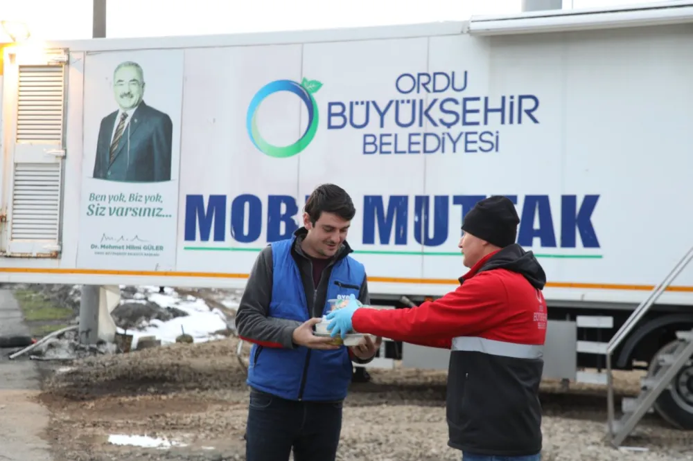 ORDU’NUN GİRİŞ VE ÇIKIŞLARINDA DAĞITILAN İFTARİYELİKLER SÜRÜCÜLERİ MUTLU EDİYOR