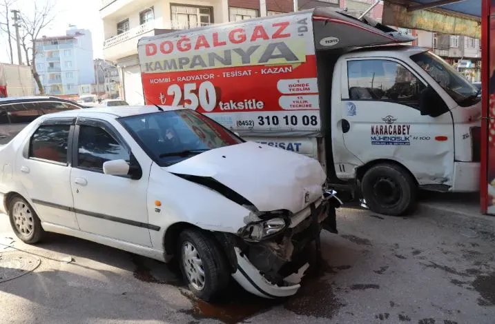 Ünye’de otomobil ile kamyonet çarpıştı