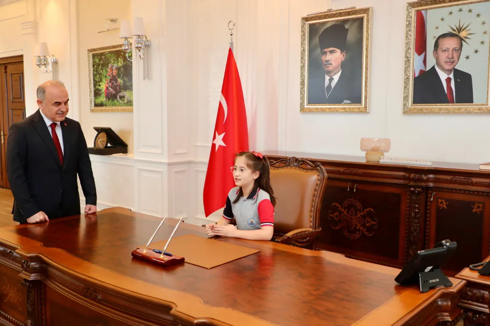 Vali Muammer Erol, makam koltuğunu Altınordu İlkokulu 4. Sınıf öğrencisi Elif Alya Dikmen’e teslim etti. 