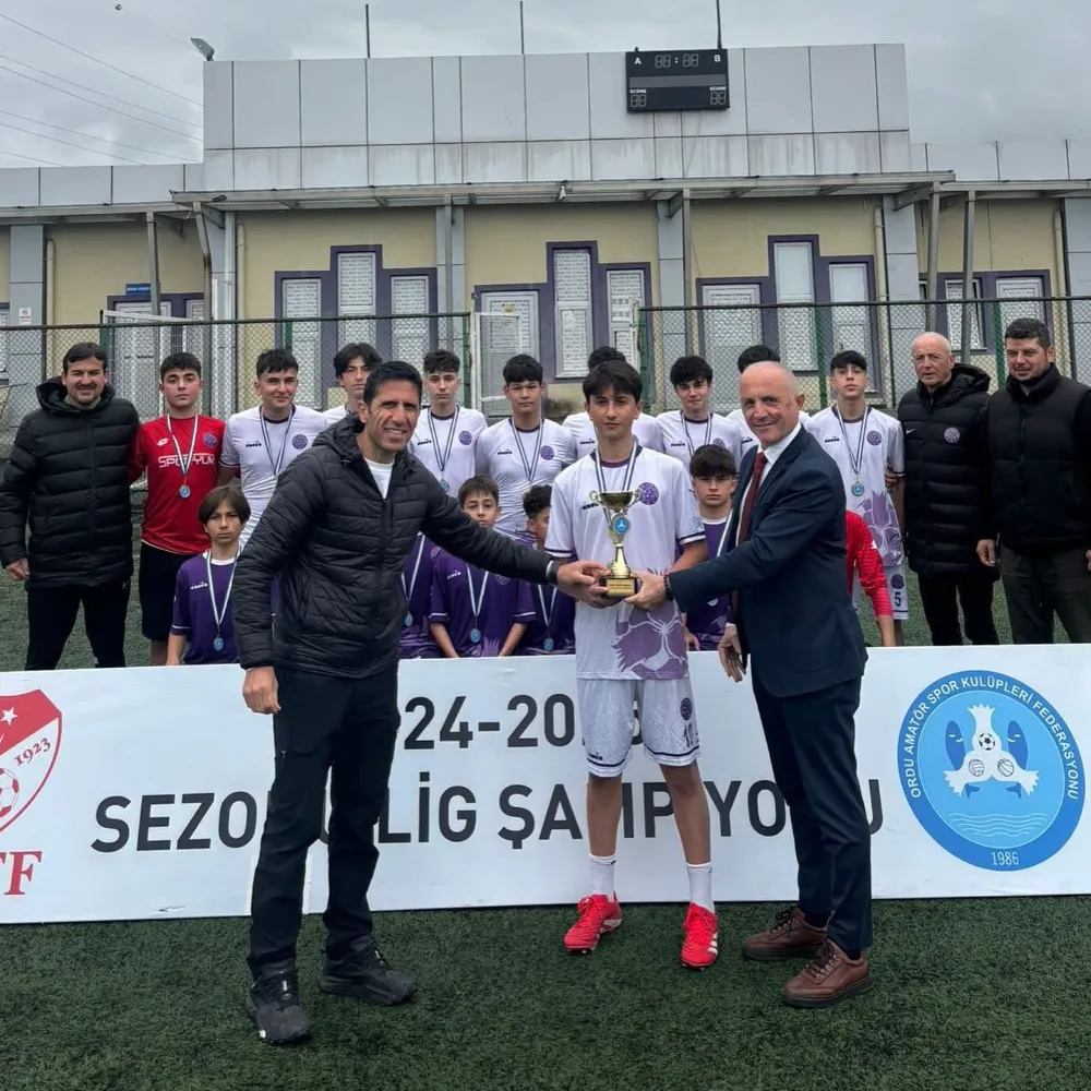 Elit Lige yükselen 52 Orduspor FK’ya, kupa ve madalyalarını taktim ettiler.