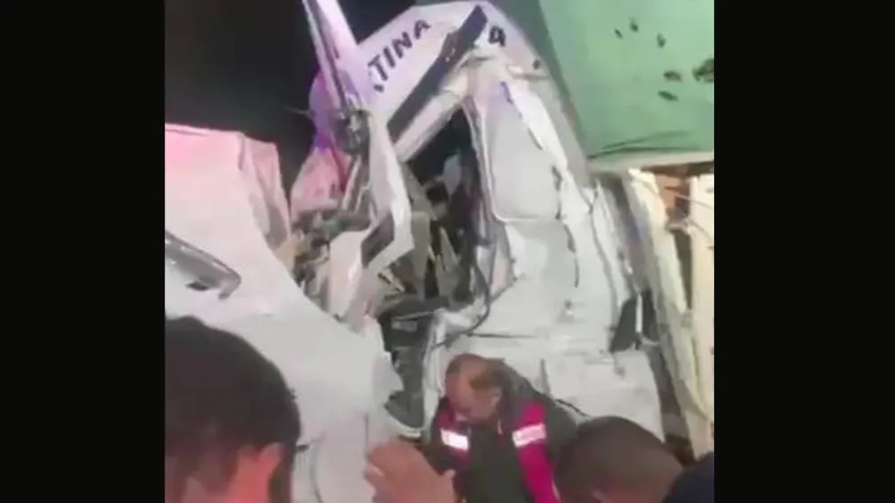 İKİ KAMYON KAFA KAFAYA ÇARPIŞTI! 1 ÖLÜ, 1 YARALI 