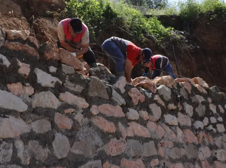 Çamaş’ta yollar taş duvarla güvende