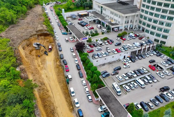 HASTANE ACİL GİRİŞİNDE TRAFİK YOĞUNLUĞU AZALIYOR.