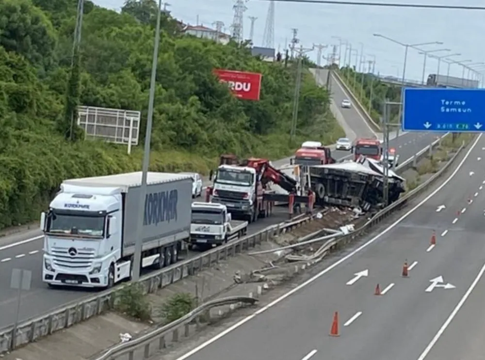 ÜNYE’DE TIR KAZASI: ÇAY TAŞIYAN SÜRÜCÜ YARALANDI