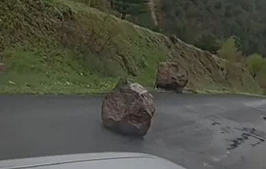 Mesudiye’de Yola Kayalar Düştü!
