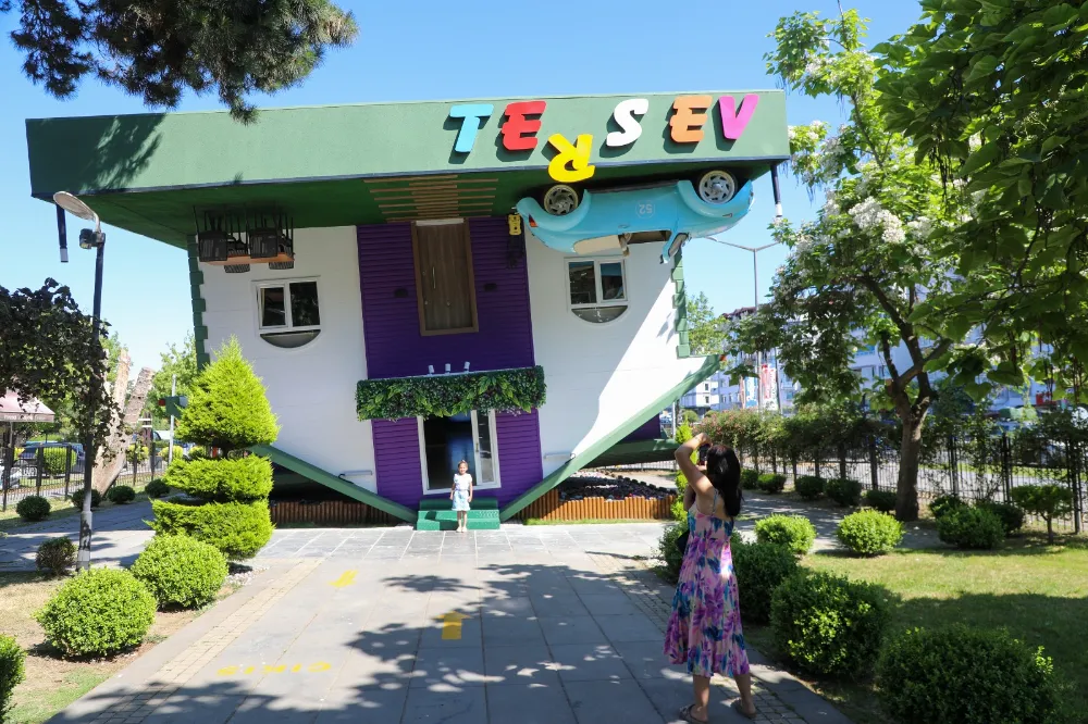 “TERS EV” YENİLENEN YÜZÜYLE MİSAFİRLERİNİ AĞIRLIYOR