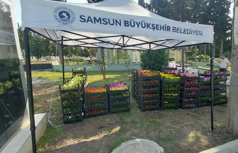 Mezarlıklarda ziyaretçilere ulaşım desteği, ücretsiz toprak ve çiçek dağıtımı yapılıyor.