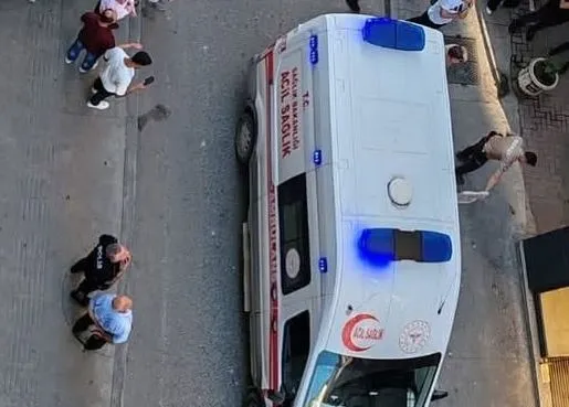 FATSA’DA TALİHSİZ OLAY : KALDIRIMDAN GEÇERKEN BAŞINA SIVA DÜŞTÜ