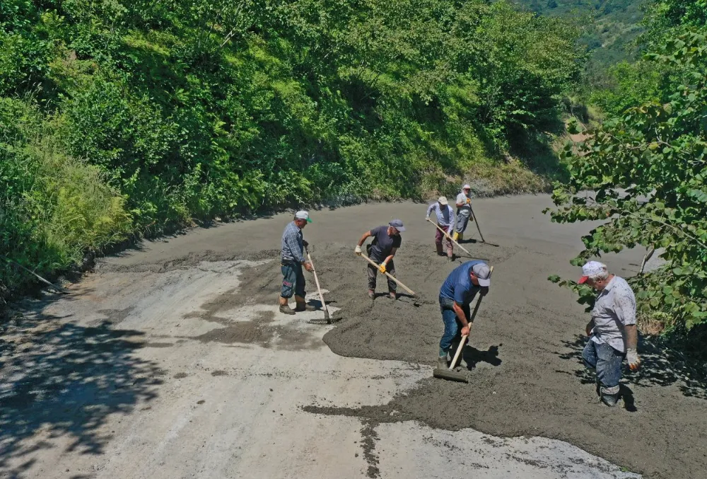 Ünye Yeniköy Mahallesi’nde beton yol çalışması...