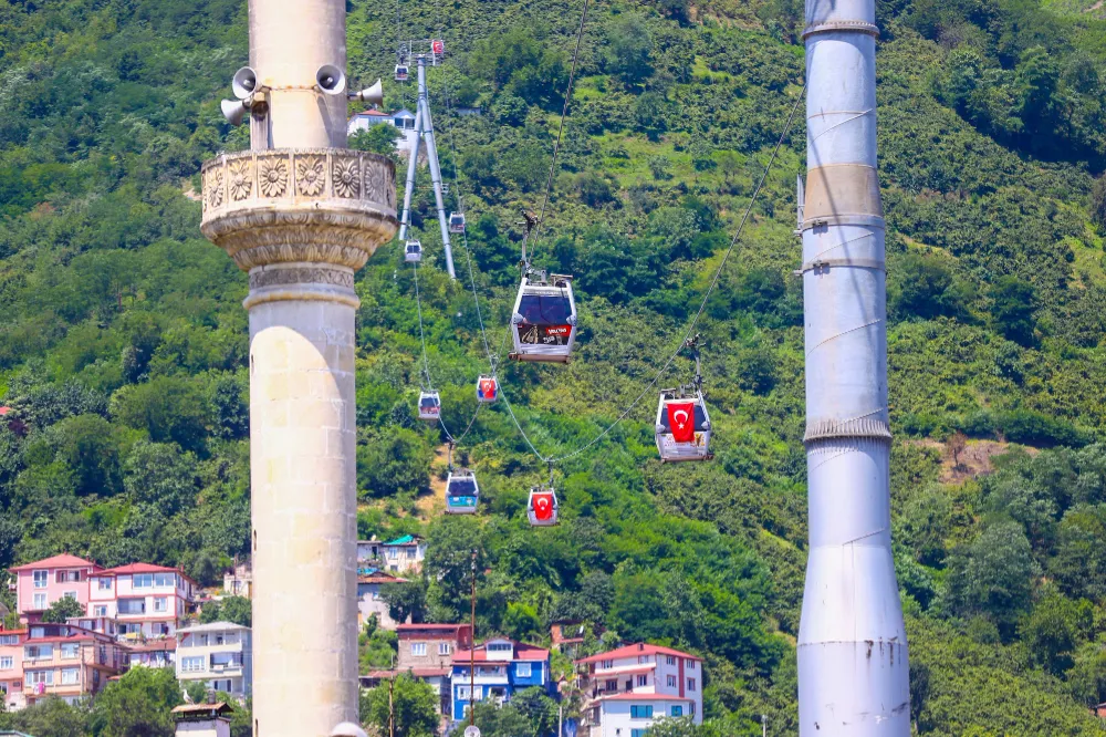 ALTINORDU, TÜRK BAYRAKLARIYLA DONATILDI.