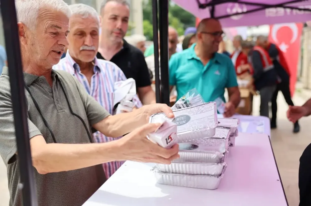 ALTINORDU BELEDİYESİ ŞEHİTLER İÇİN VATANDAŞLARA PİDE-AYRAN İKRAM ETTİ
