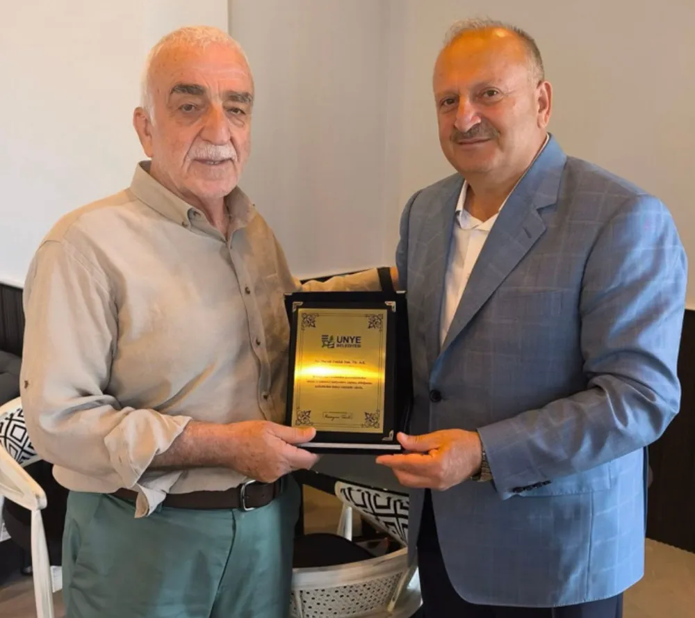 Ünye Belediye Başkanı Tavlı’dan Durak Fındık’a Teşekkür Plaketi