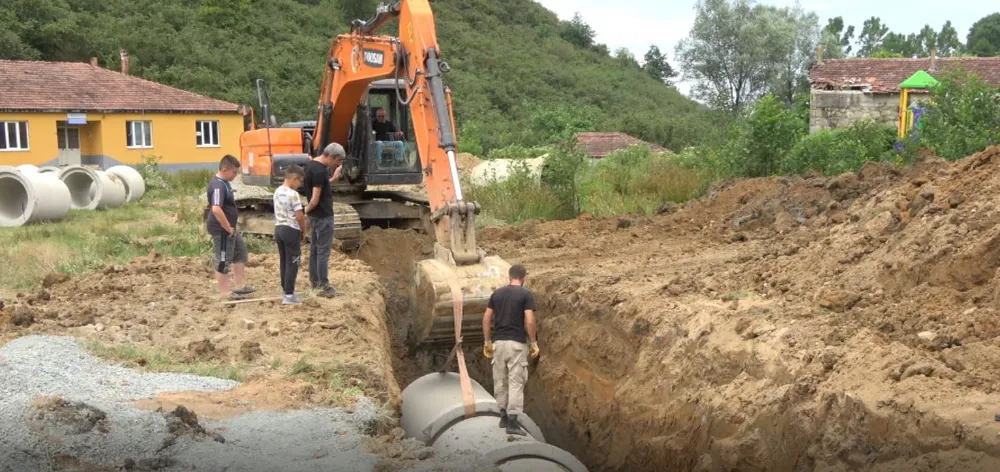 İKİZCE KİRAZTEPE MAHALLESİNDE SEL VE SU BASKINLARINA KARŞI YAĞMUR SUYU HATTI İNŞA EDİLİYOR.