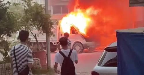 Park halindeki bir kamyonetin motoru aniden alev alarak yanmaya başladı.