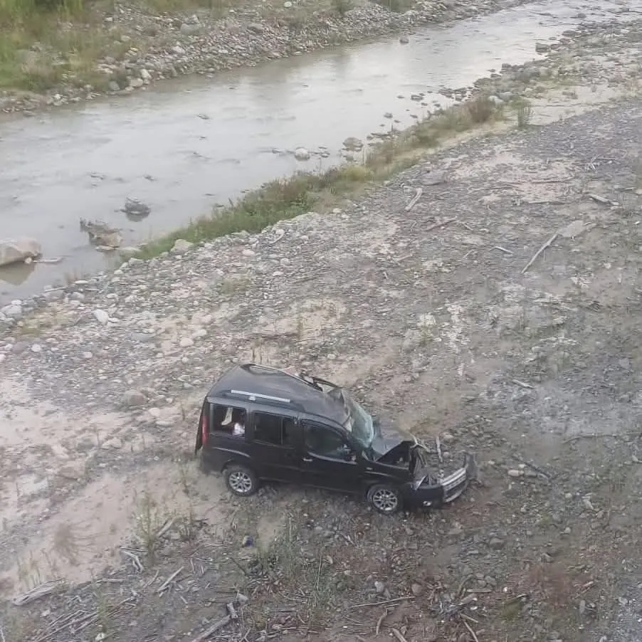 Giresun Yağlıdere Yolunda Kaza: Otomobil Dereye Yuvarlandı, 1 Kişi Yaralandı