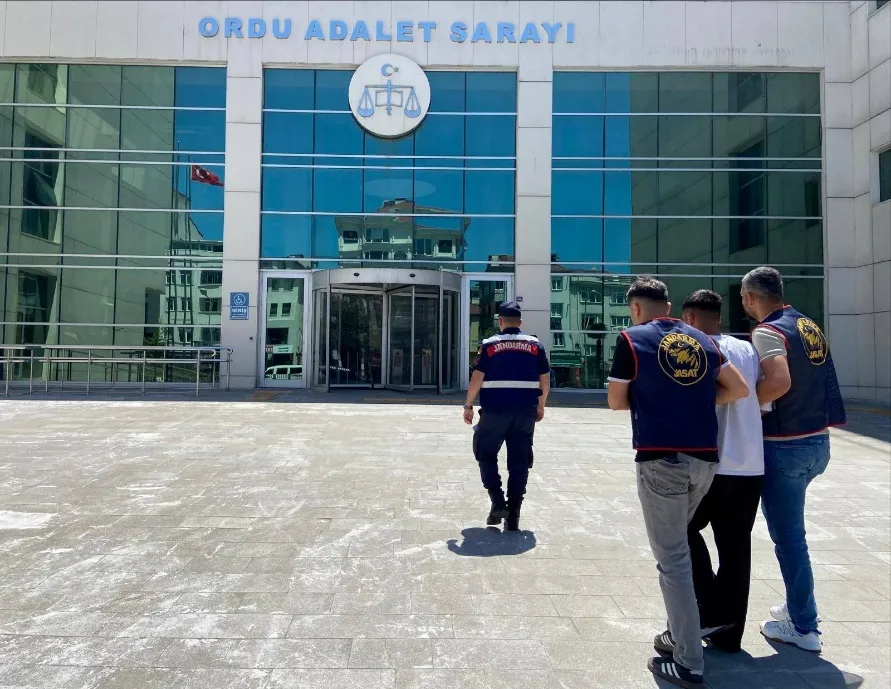 Uyuşturucu madde kullandığı değerlendirilen 7 şüpheli şahıs yakalanarak gözaltına alındı.