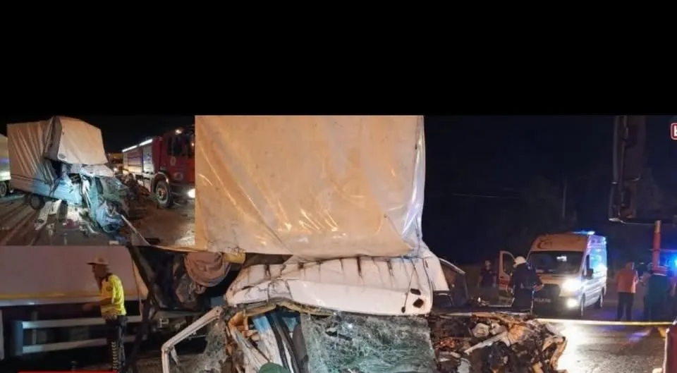 KAMYONET PARK HALİNDEKİ TIR’A ÇARPTI  1 ÖLÜ, 1 YARALI