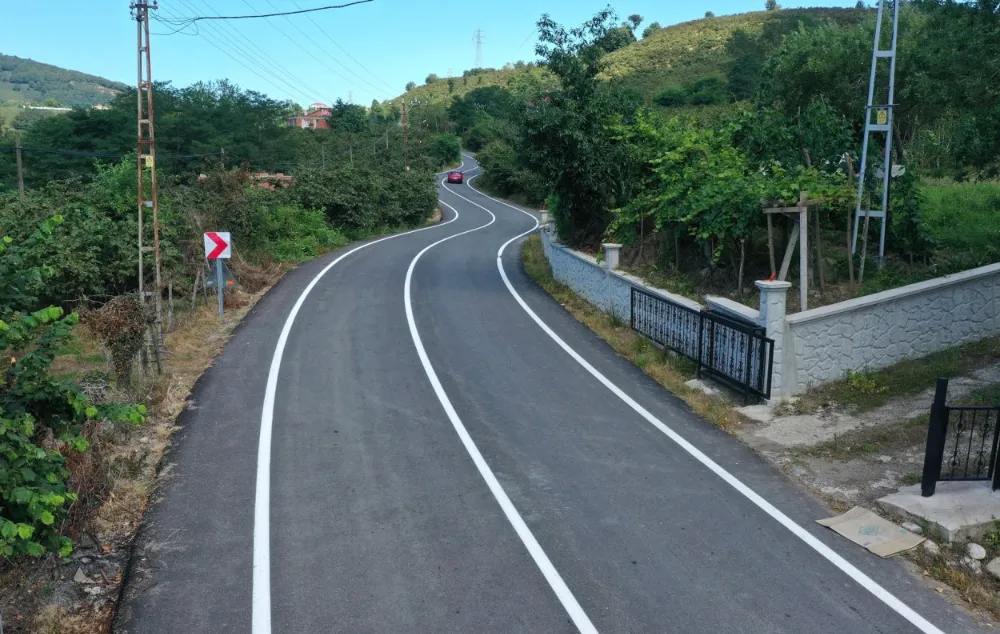 ALT VE ÜSTYAPI ÇALIŞMALARI TAMAMLANAN YOLLARIN ÇİZGİLERİ ÇİZİLİYOR