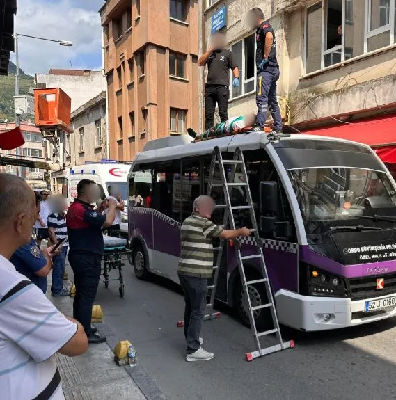 Altınordu’da Sıradışı Trafik Kazası: İşçi Dolmuşun Üzerine Düştü