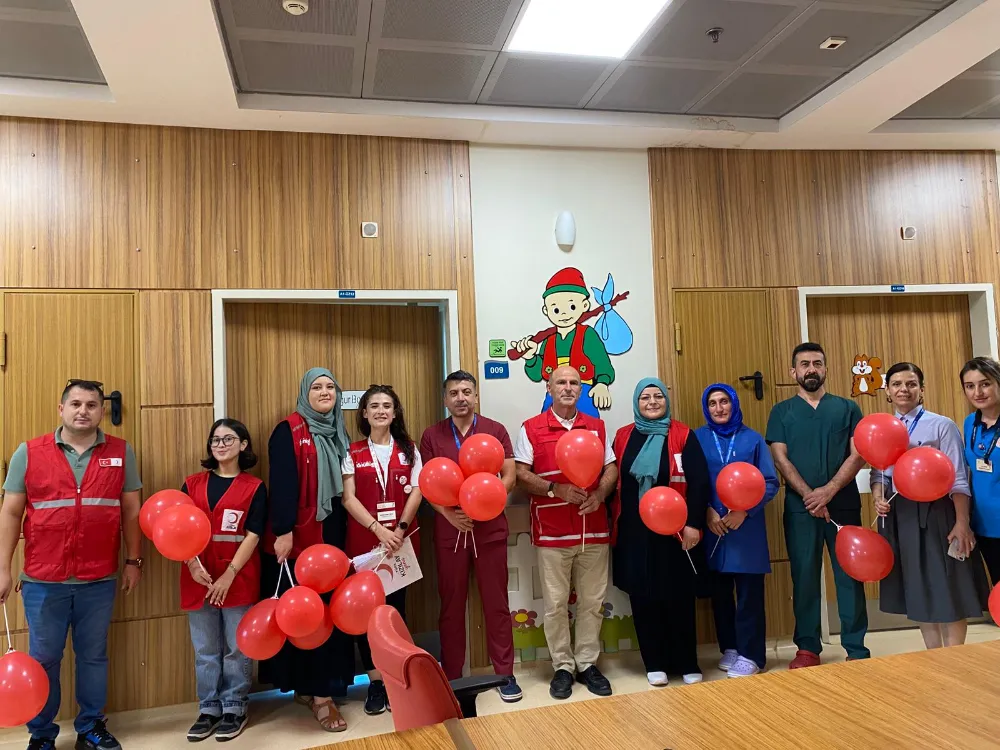 BAŞKAN ÖZDEMİR’DEN TEDAVİ GÖREN ÇOCUKLARA ZİYARET…