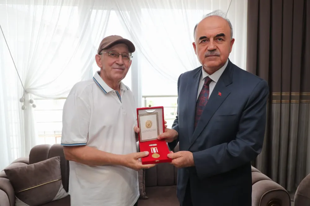 Vali Erol, Kıbrıs Gazisine Gazilik Madalyası ve Beratını Tevcih Etti