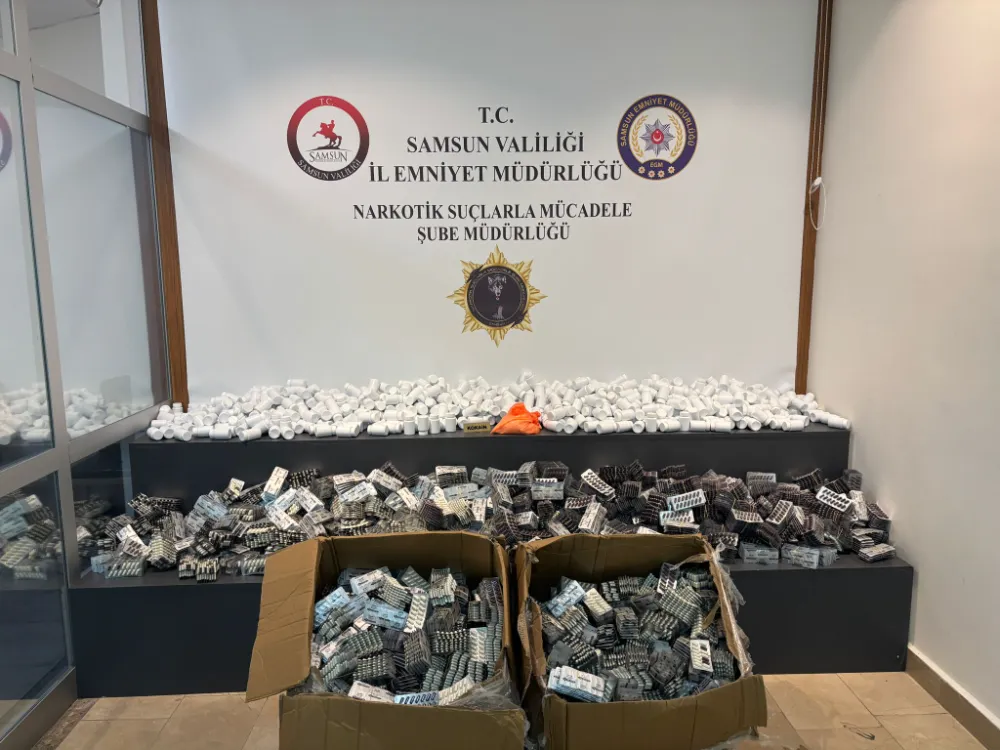 Şüphe üzerine bir araçta yapılan aramada, 16 bin 555 adet sentetik ecza ele geçiril