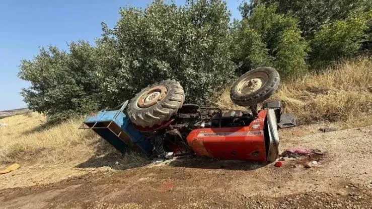 ÜNYE’DE TRAKTÖR DEVRİLDİ: SÜRÜCÜ HAYATINI KAYBETTİ