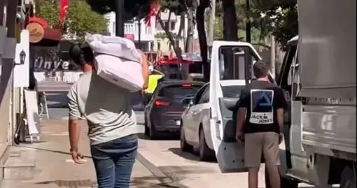ZAFER BAYRAMINDA ÜNYELİ GENÇTEN ÖRNEK DAVRANIŞ…