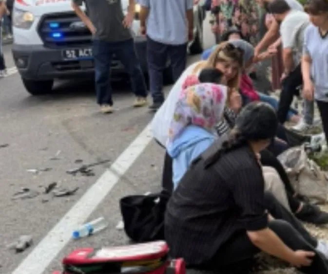 Ünye’de Servis Minibüsü ile Otomobil Çarpıştı: 15 Yaralı