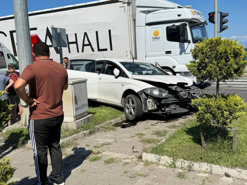 FATSA’DA TIR İLE OTOMOBİL ÇARPIŞTI: 1 ÇOCUK HAFİF YARALANDI